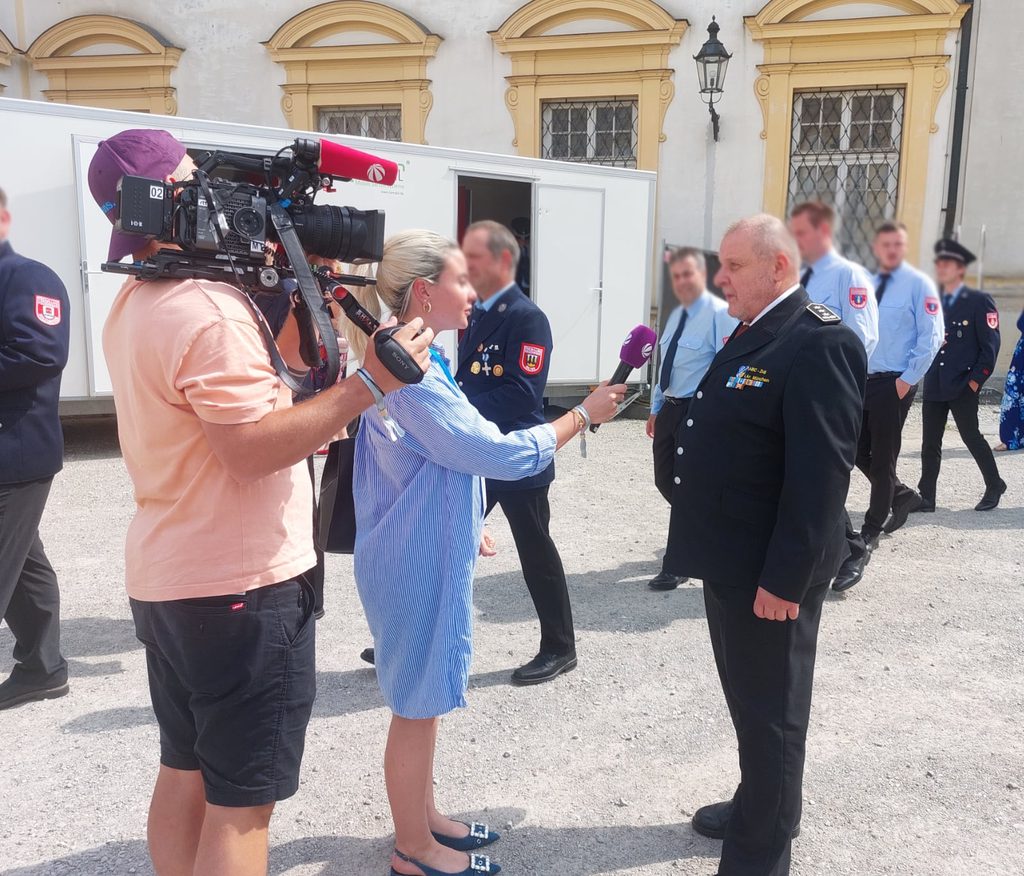 Ein Mitglied des ABC-Zugs gibt ein Interview für Sat 1