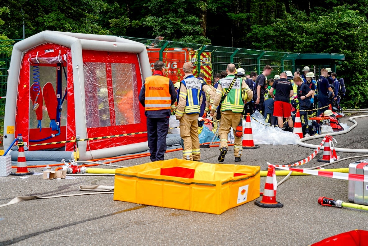 Rund 200 Kräfte üben Menschenrettung nach Chemieunfall